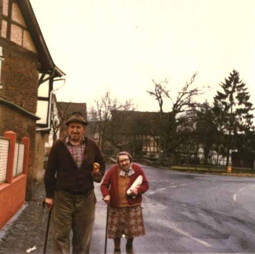 Zurück vom Einkauf beim Bäcker-Auto 1981