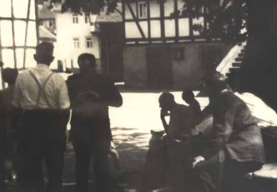 Unter der alten Linde an der Brücke.